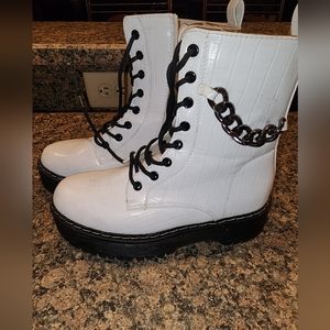 Union Bay Karlie Croc and Chain Boots, Size 7M